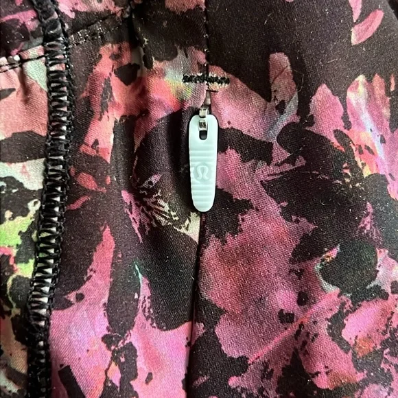 Lululemon Track That Mid-Rise Lined Short 5" Stencil Blossom Red Multi Size 4 - Picture 3 of 8